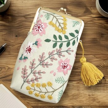 さくらとミモザの刺繍ふわふわメガネポーチの画像