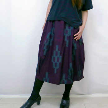 きものリメイクのロングスカート、バルーンスカート、パープル絣柄の画像