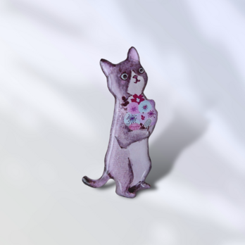 花束抱えた猫のブローチ(グレー)の画像