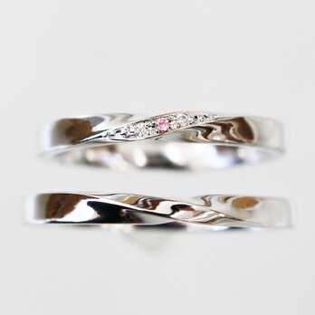 Pt900＜プラチナ＞合わせてハート。ひねりのあるダイヤモンドの結婚指輪／ペア価格の画像