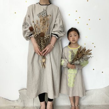 [ 親子セット ] ソロチカ刺繍のリネンギャザーワンピース -beige-の画像