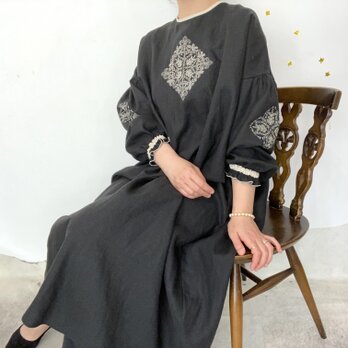 [ Ladies ] ソロチカ刺繍のリネンギャザーワンピース -black-の画像