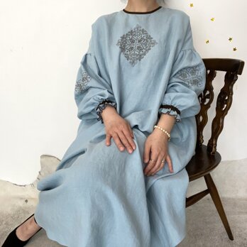 ソロチカ刺繍のリネンギャザーワンピース -misty blue-の画像