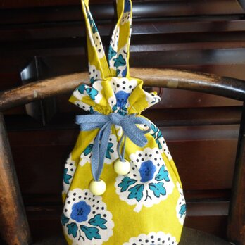 黄色の北欧風花柄の巾着バッグ（送料無料）の画像