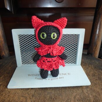 赤ずきんを着た黒猫のマスコットの画像