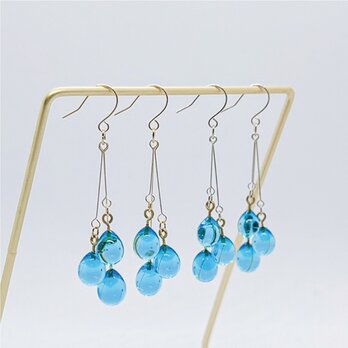手づくりガラスの【雨だれピアス】ペールブルー　★金具変更OK　ドロップ　雫　しずく ★送料無料