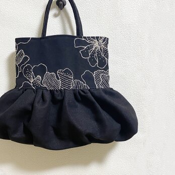 M様オーダー/白糸刺繍の黒色バルーン型かばんの画像