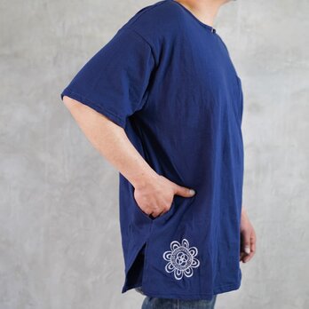 ≪楽に着れるポイント刺繍≫コットン　ユニセックス　Tシャツ　ブルーの画像