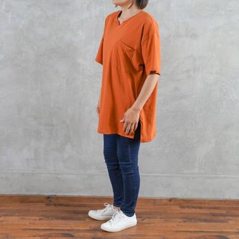 ≪楽に着れるポイント刺繍≫コットン　ユニセックス　Tシャツ　オレンジの画像