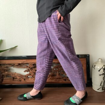シンプル！いえいえ後ろはポケット縦３つですっきりです手織り綿テーパードパンツ　紫絣の画像