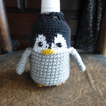 手編みのペンギンのペットボトルケースの画像
