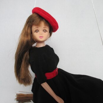 B　人形付　ホウキに乗った赤いベレー帽の魔女人形さん　着せ替えには向きません　29cm　ハロウィンの画像