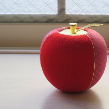 リンゴのオブジェ　赤色　伝統工芸品【江戸木目込人形・西陣織・金沢箔】の画像