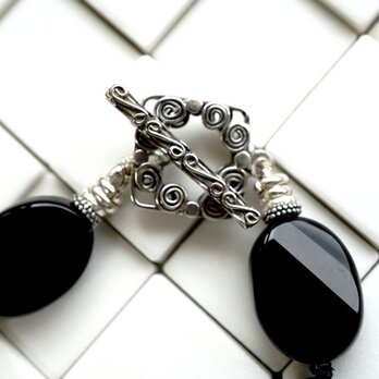大きなオニキスとシルバーキャップネックレス