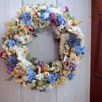 ブルーとホワイトのドライフラワーリース