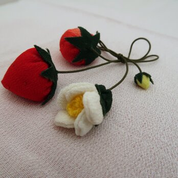 小さな花と実　　縮緬細工　イチゴの画像