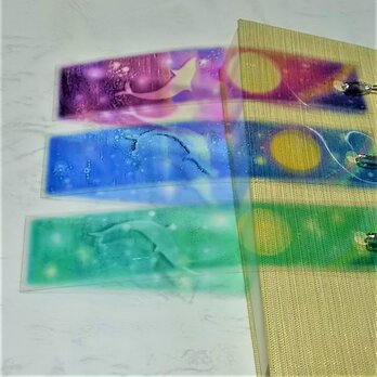透明な３色のイルカの栞(しおり)　パステルアートのブックマークの画像
