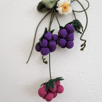 小さな花と実　　縮緬細工　木苺の画像