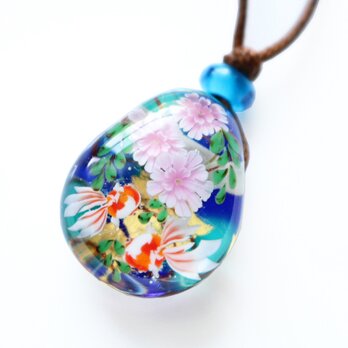 八重桜と金魚2匹のとんぼ玉ガラスペンダント　金箔入りの画像