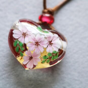 桜のとんぼ玉ガラスペンダント(ハート形）　金箔入りの画像