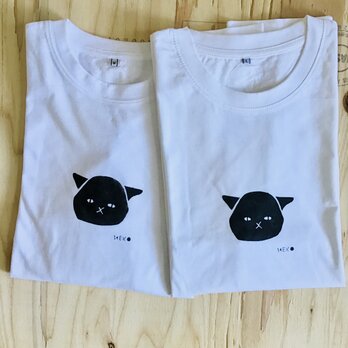 ネコの白色長袖Tシャツ　の画像