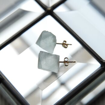 フローライト結晶のスタッドピアス　１４kgfの画像