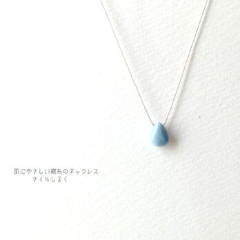 76【10月の誕生石】ブルー オパール 14kgf 肌にやさしい絹糸のネックレスの画像