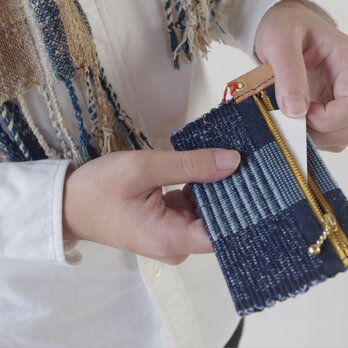 裂き織り布のカードケース　木綿・手織り（紺色の地×いろいろな色のファスナー）の画像