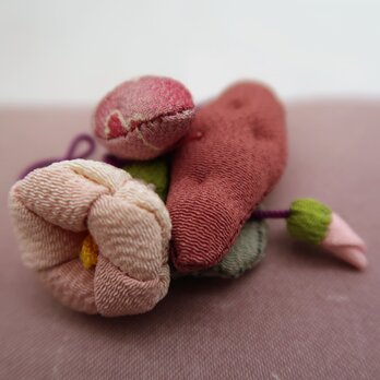 小さな花と実　　縮緬細工　サツマイモの画像