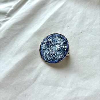 "chiisanasora"  円の中に浮かぶ小さな空　ブローチ台を使った刺繍ミニブローチの画像