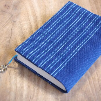 藍染めのストライプ　しおりが付いた文庫本サイズのブックカバー  ラッキークローバーのチャーム付き　（サイズ一定）の画像