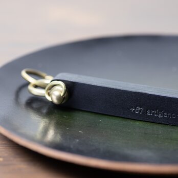 レザーキーホルダー　ブラック　ヌメ革　真鍮金具　キーリング　名入れ　ta-a01の画像