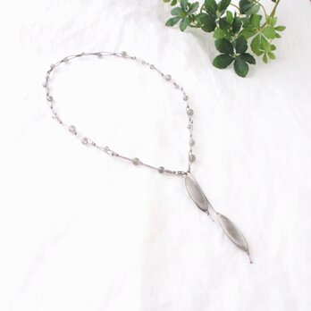 Gray Spangled Necklace（ムーンストーン×シェル）の画像