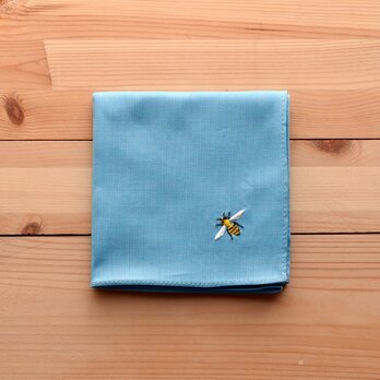 コットン ハンカチ ブルー ミツバチ刺繍の画像