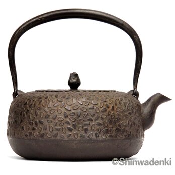 南部鉄器 鉄瓶 岩戸賢一郎作 平丸桜1.6L 内面漆焼付・酸化被膜仕上 伝統的工芸品 ハンドメイドの画像