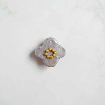 小花（シルバー）　陶土ブローチの画像