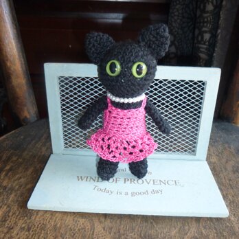 ピンクドレスの黒猫のマスコットの画像