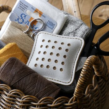 イタリア革のピンクッション／アイボリー