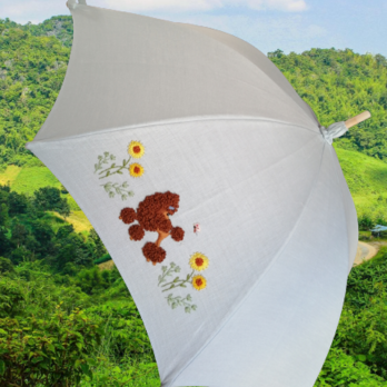 プードル刺繍の日傘(水色リネン生地にブラウン・プードル)　UV加工済みの画像