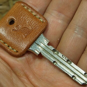 猫刻印のキーカバー　キャメルｘベージュ