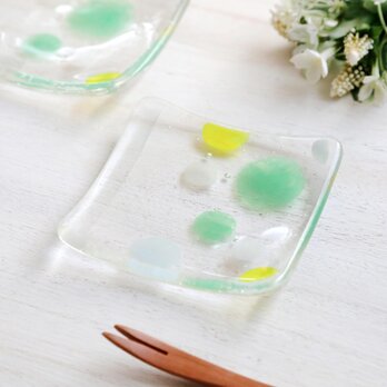 ドット模様のガラスの小皿 「若草」の画像