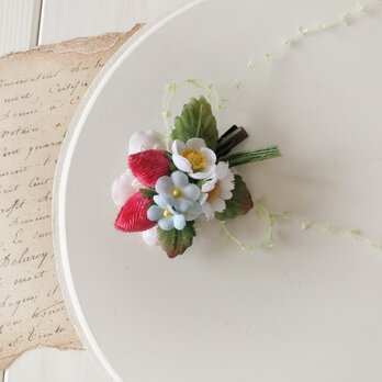 染め花イチゴと小花のミニクリップの画像