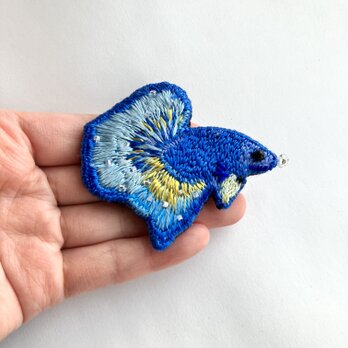 "betta fish " blueyellow  刺繍ベタブローチの画像