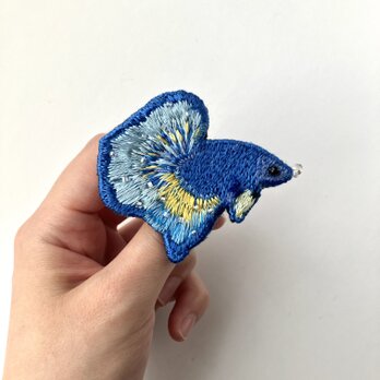 艶感のある糸でつくるお魚ちゃん(ベタちゃん)" blueyellow   刺繍ベタブローチの画像