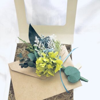 プリザーブドフラワーグリーンと小花の花束付きレターセット/窓付きギフトボックスリボンラッピング付の画像