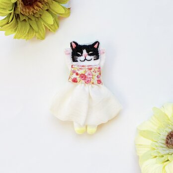 一点物【おめかしおねむねこミニブローチ】ハチワレちゃん（フェルト・ビーズ・刺繍・花柄・ピンク）の画像