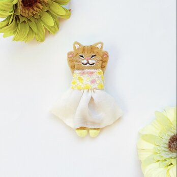 一点物【おめかしおねむねこミニブローチ】茶トラちゃん（フェルト・ビーズ・刺繍・花柄・イエロー）の画像