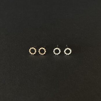 小さなdot の 丸いピアスの画像