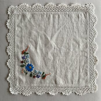 花の刺繍　オーガニックコットン　手刺繍とレースのクロス　マルチカバー　ドイリー　目隠し布の画像