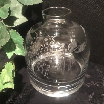 小花とリボンの花器〜手彫りガラス〜の画像